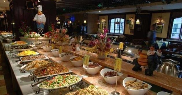 王奶奶|奶奶带着孙子吃自助餐,留下一张桌子就转身去,食堂的处理方式很舒服