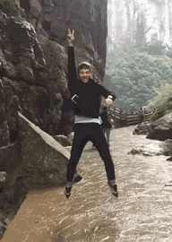 |搞笑GIF：只因在人群中多看了她一眼 结果在医院住了一个月