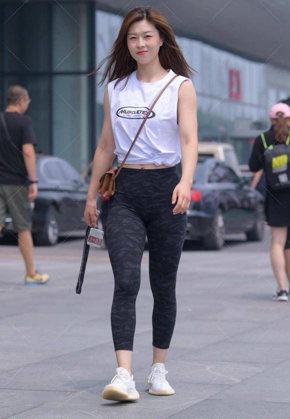 搭配|健美裤配白色无袖衫,显身材有气质,穿出了年轻人简约休闲风