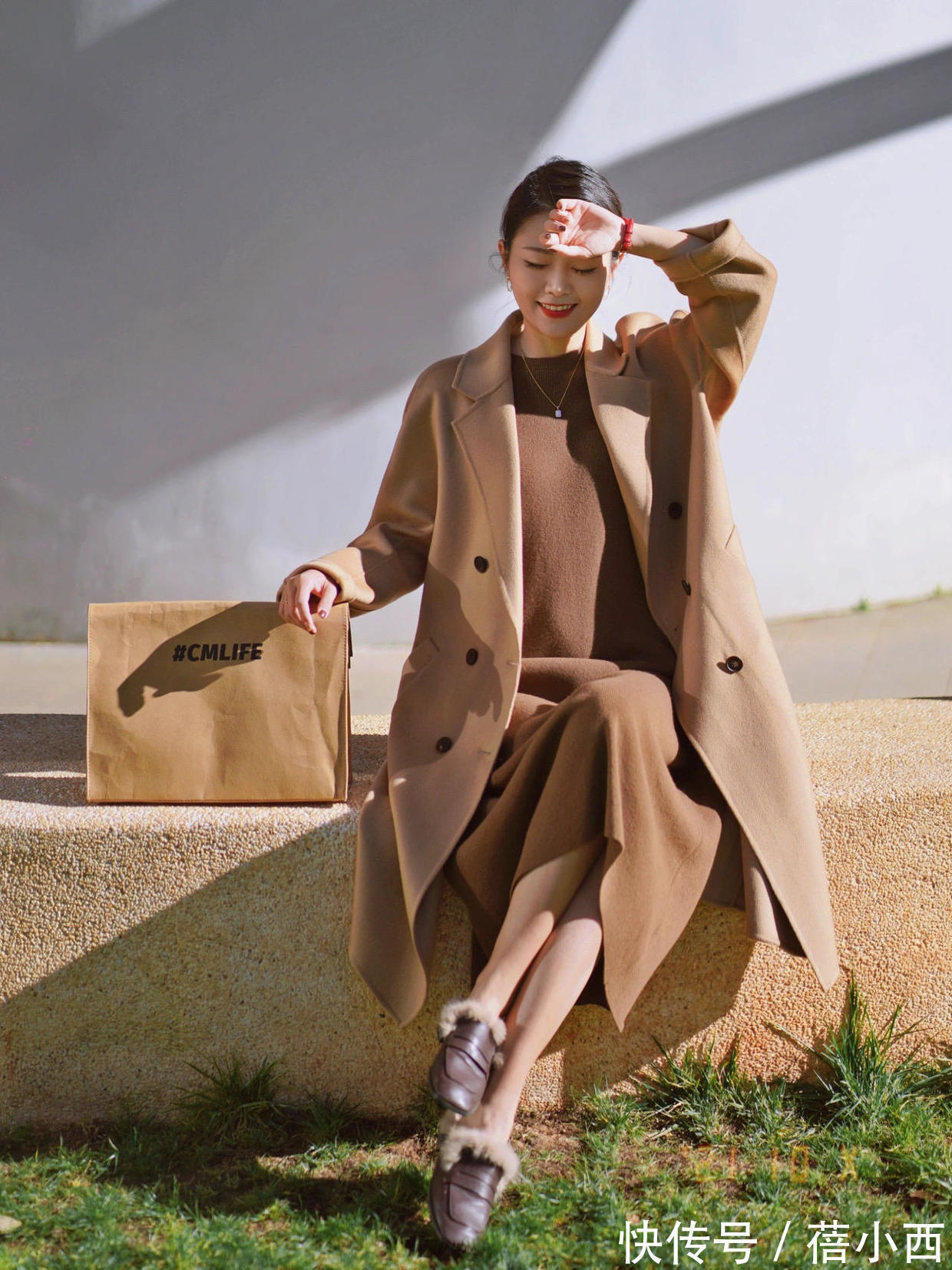 牛仔裤|冬季穿这5个“神仙色大衣”真香,搭配牛仔裤、半身裙高级显气质