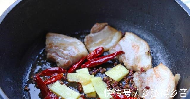 湖北菜|自制家庭版周黑鸭辣卤藕，关键在于酱汁，学会再也不用出去买！