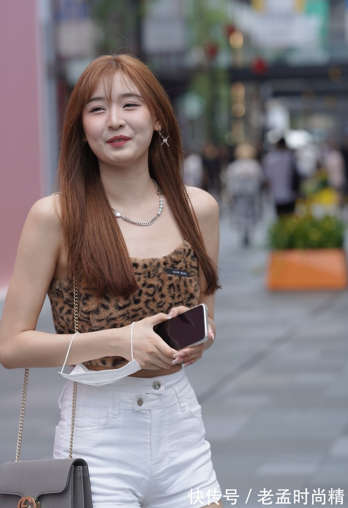 马丁靴|小姐姐的“豹纹背心”, 舒适又精致, 让你轻松做人群中的“焦点”