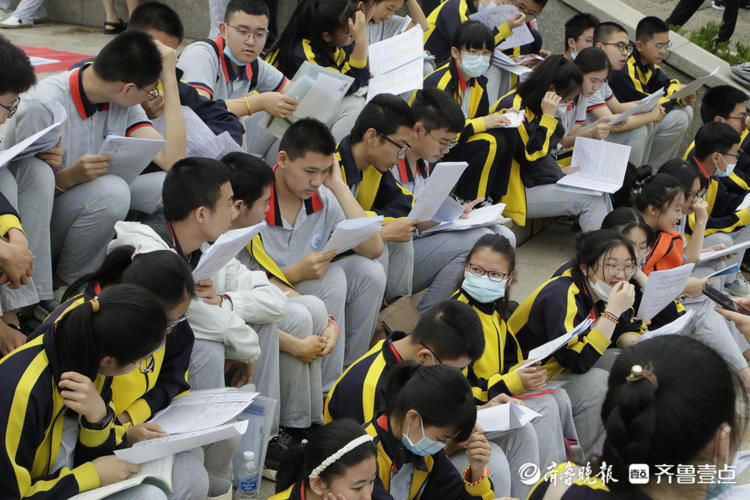 考生们|2021年烟台中考首日开考！芝罘中学考点外考生有序进场