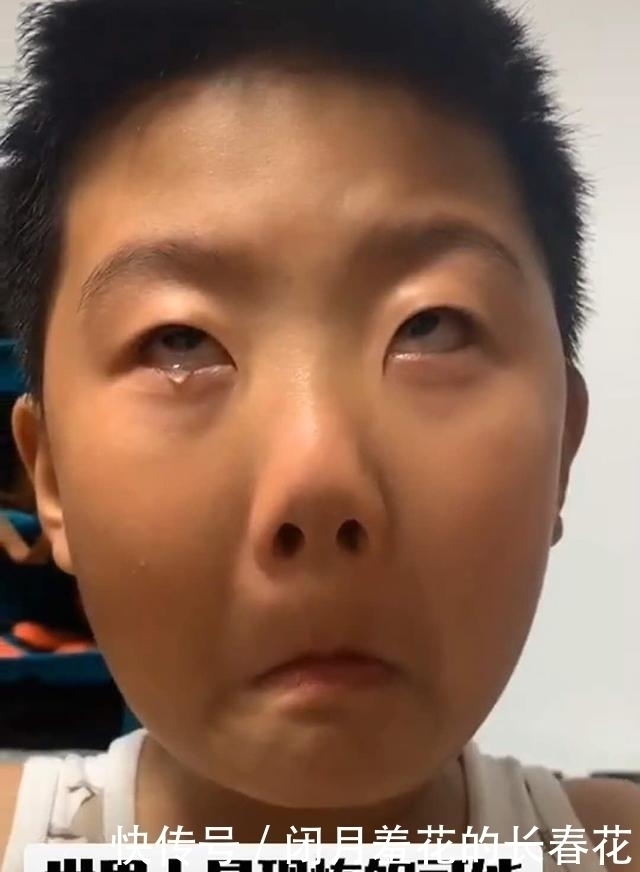 哭泣|男孩被妈妈批评后掉眼泪,却被制止不许哭,萌娃忍出“强颜欢笑”