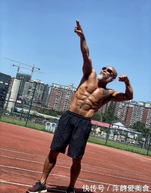 好身材|65岁大爷一身腱子肉，健身22年，好身材吊打众多健身房小伙