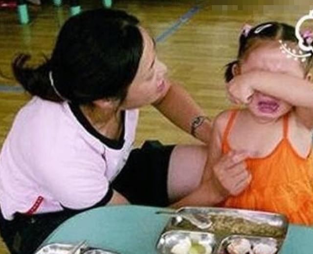 小李|“妈妈我在幼儿园吃了2碗饭”,看完午餐照片后,妈妈却表示酸了