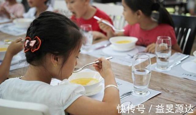 教养|孩子有没有教养,一顿饭就能够看得出来,儿时打好基础很重要