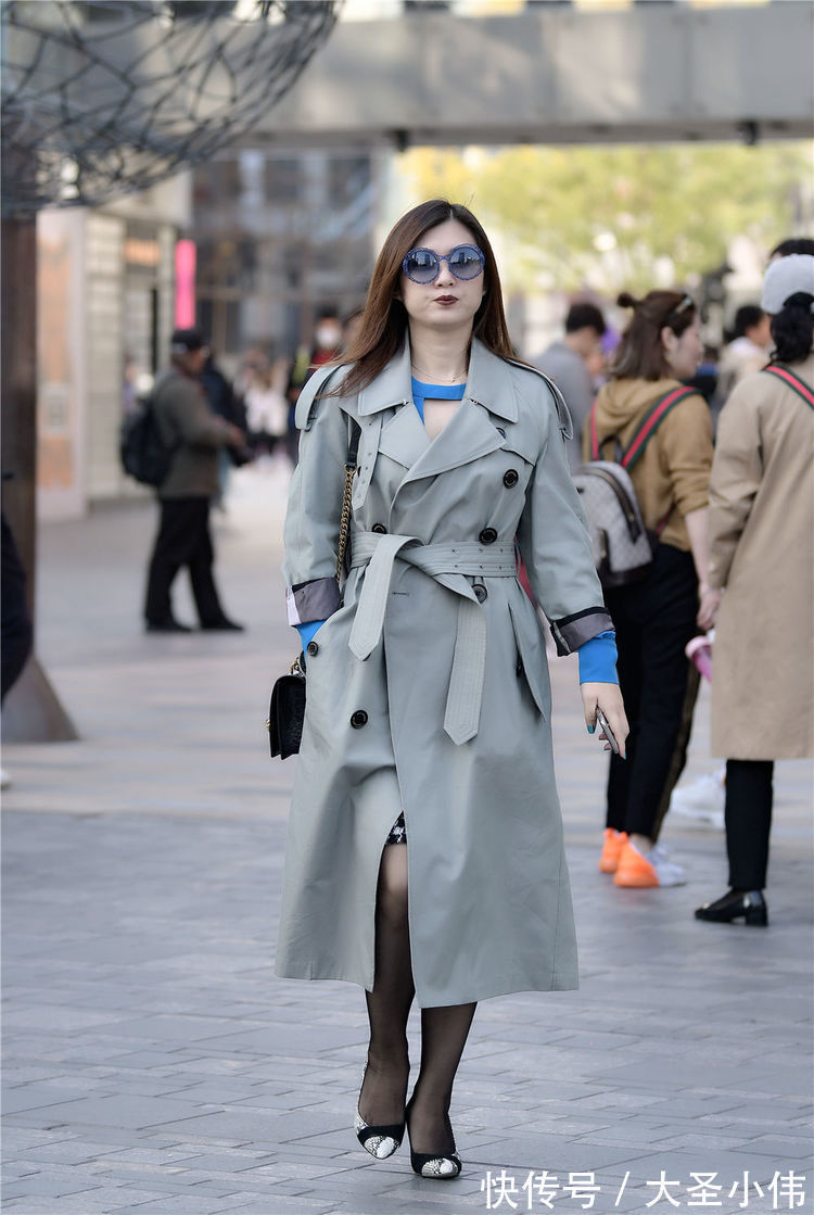 丝袜 美女街拍:秋天穿着风衣,黑色丝袜搭配尖头细跟鞋,是不是很独特的搭配呢?