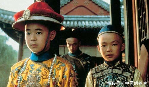 挖空|溥仪回忆童年潸然泪下，身体被贴身婢女挖空，饿坏了吃喂鱼馒头