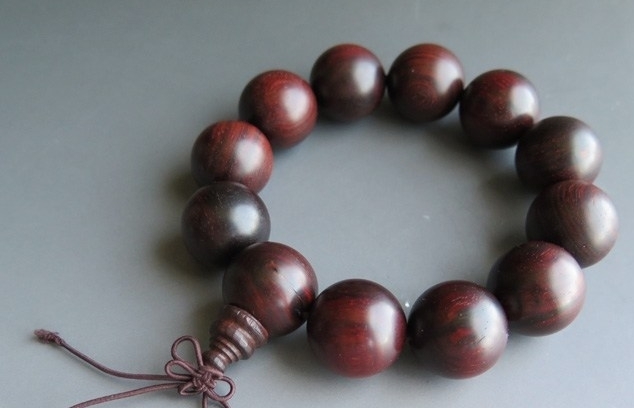 三四十岁的女人不要买三种首饰，俗气很幼稚！