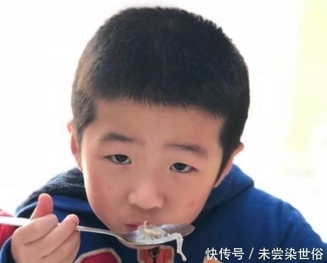 隔夜饭|10岁男孩患肠癌，这三类食物进“黑名单”，医生建议别给孩子吃