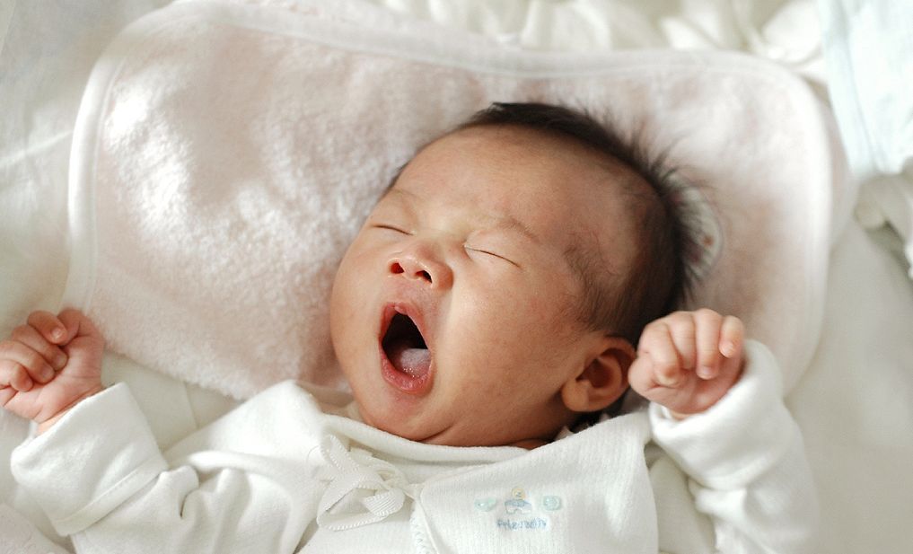 出身体|脑发育更完善的宝宝，睡醒后往往会有三个小动作，占得越多越好