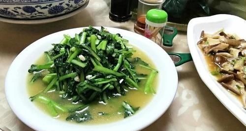 公司效益好,老板请员工吃便饭,7菜2汤2主食,有你喜欢吃的吗