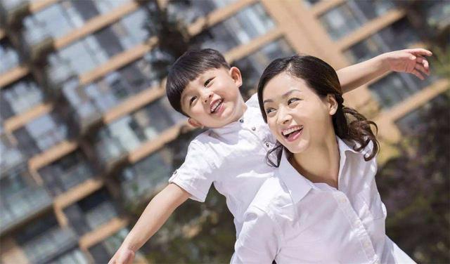 中国式|中国式父母的“吹捧”,已成教育的“毒药”,请及时给孩子解毒