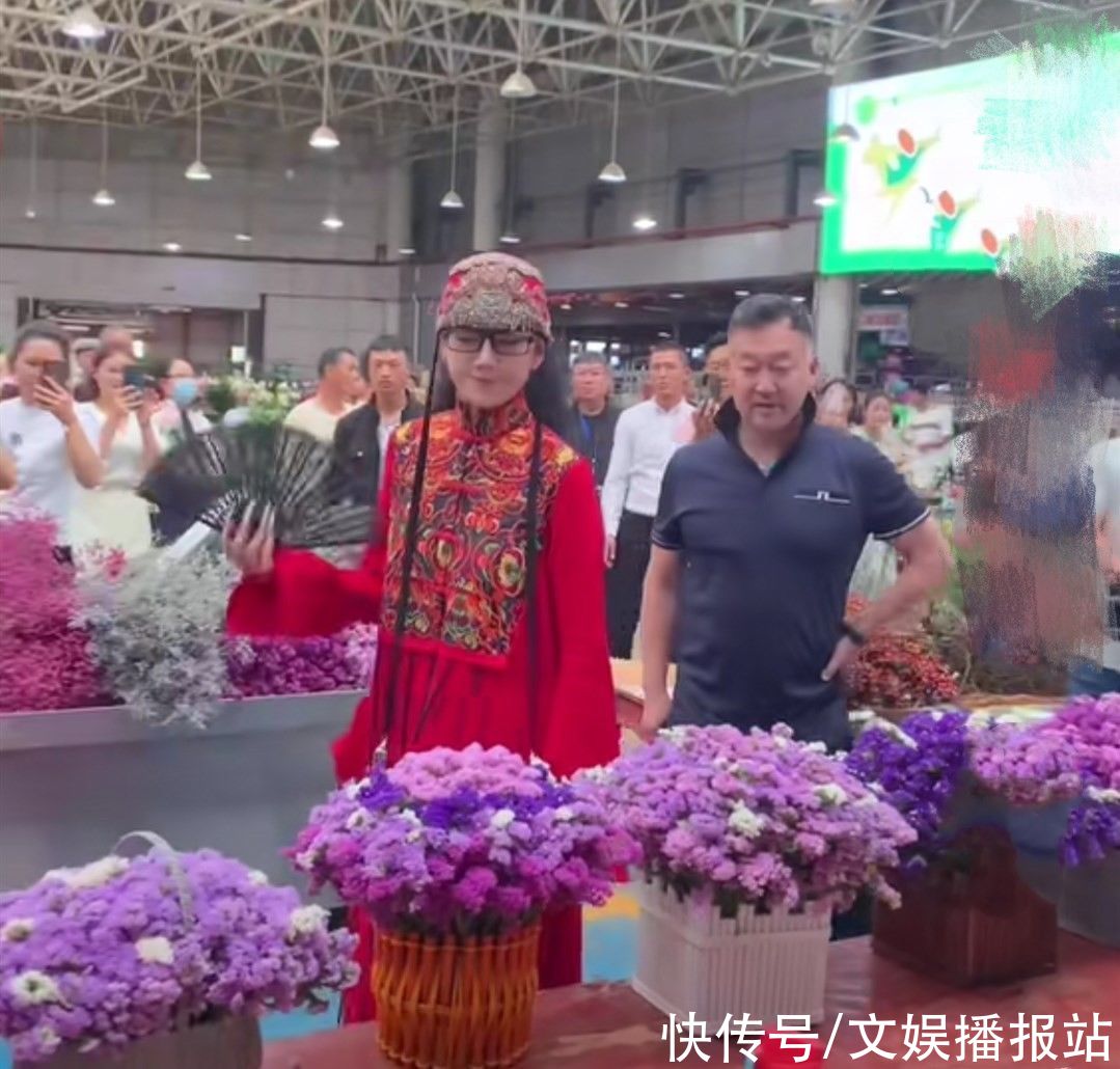 63岁杨丽萍现身花市 大热天穿厚衣服摇扇子 保镖开道被指排场大 全网搜