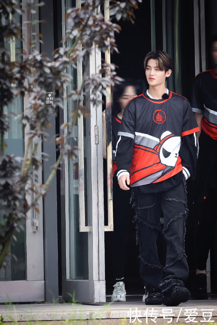 小贾|「Justin」「新闻」210830 黄明昊昨日录制《你我皆王者》路透 小贾职业梦完成进度50%