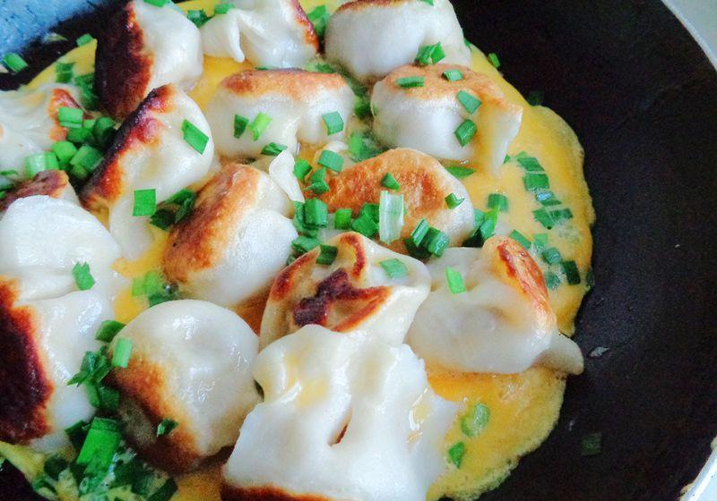 我家冬天早餐,鸡蛋煎饺配豆浆,十几分钟搞定,好吃又暖和