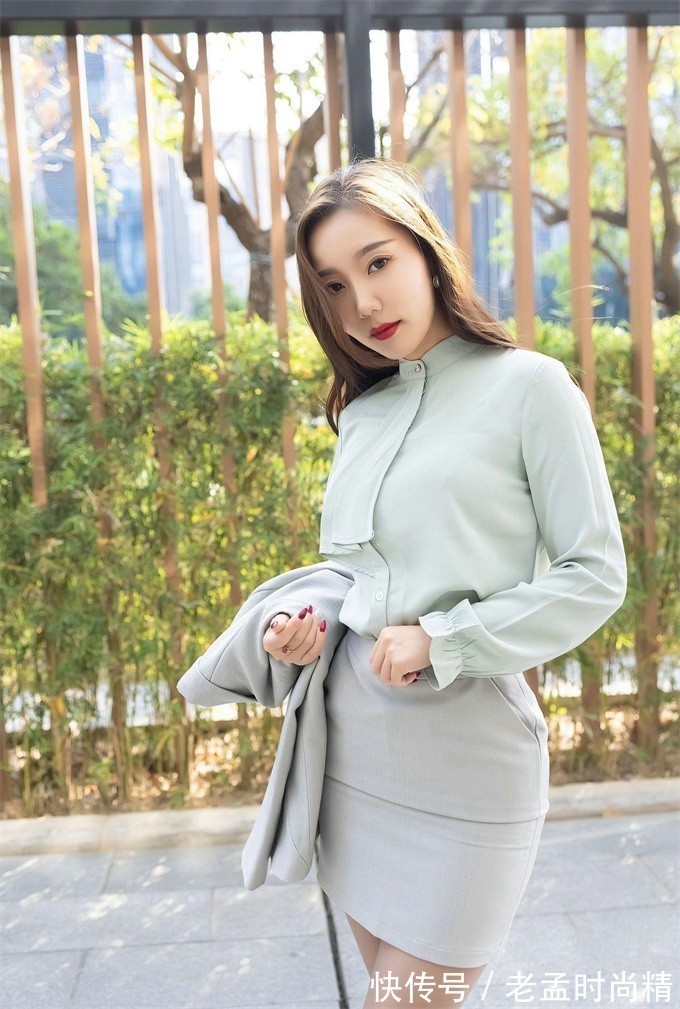 紧身衣 小姐姐穿着简洁轻盈的职业装,时尚精致,女神范十足