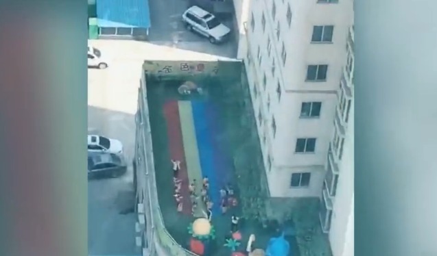 妈妈|孙女上幼儿园后，爷爷每天坐在阳台上，没想到被妈妈发现了小秘密