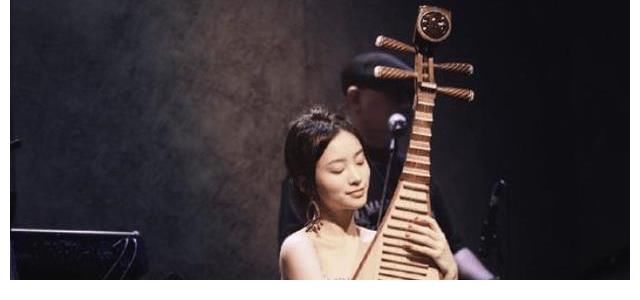 收盘价|霍尊殃及芒果超媒，市值蒸发600亿，新女友被扒与陈露完全相反