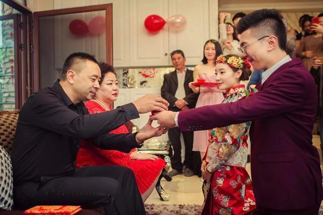 两家人|“最年轻婆婆”走红,新娘表情满是委屈,亲家母好难堪