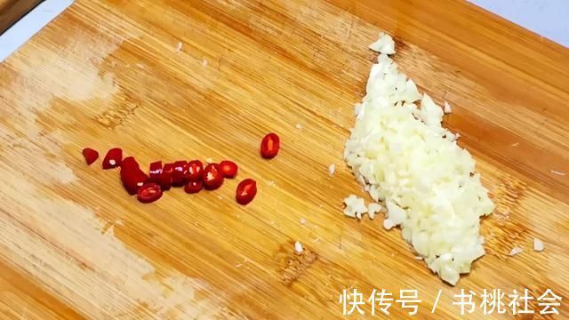 这菜叶子是个宝,可惜好多人当草,经常上火多吃点,凉拌吃最香