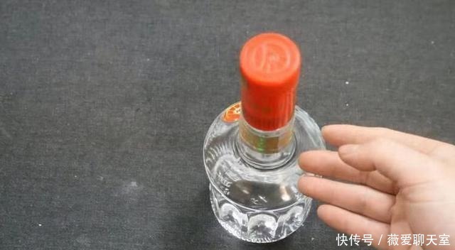 告诉|这种白酒千万不要买，白送都不要，买了也别喝，赶紧告诉家里人