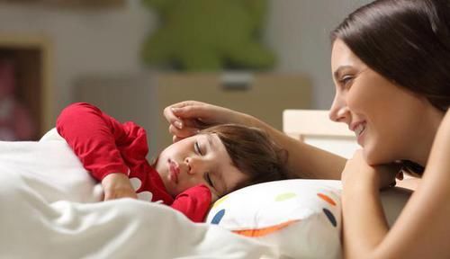 如何顺利的让孩子从和父母睡过渡到自己睡，几个有用的建议