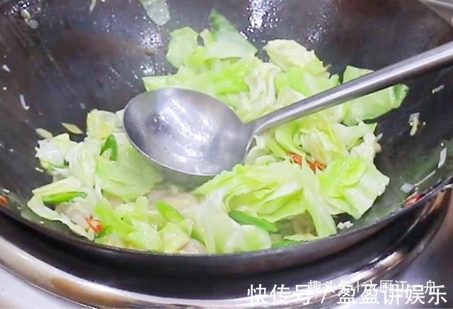 原来炒包菜也有窍门,多加这一步,包菜脆嫩又入味,比吃肉还过瘾