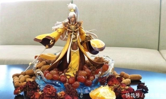 限量款|本以为拿手办压泡面已经很“炫富”了，没想到还有当果盘的