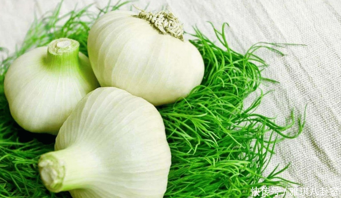 剥蒜太麻烦了，还容易引发家人争吵，有没有什么简单的方法