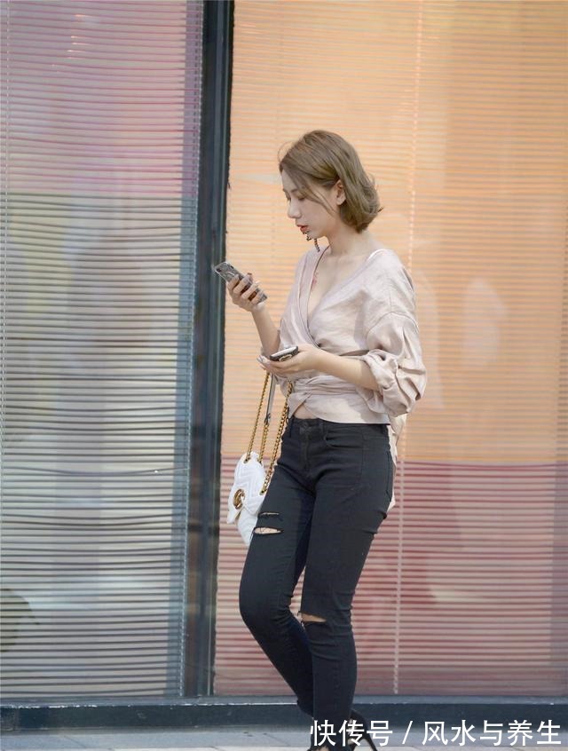 紧身牛仔 微胖身材的姑娘,穿出时尚感,选择紧身牛仔,搭配高跟鞋更显气质!