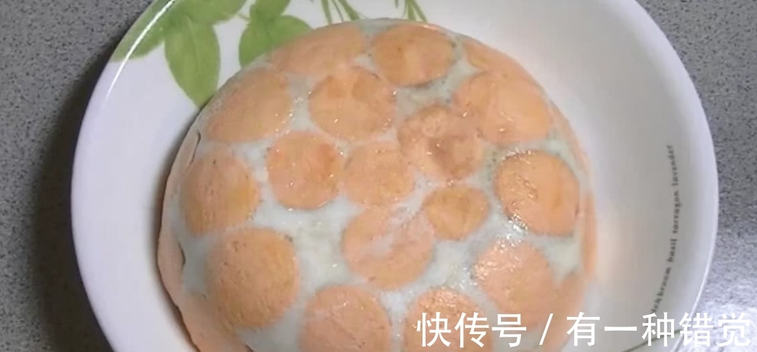 女朋友不会做饭,把五十个蛋黄放进电饭煲里煮,出锅后却是美味