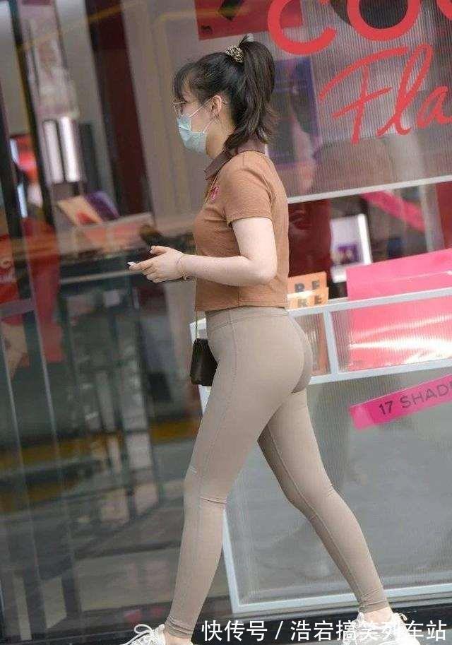 面料 瑜伽裤穿搭选择野性性感,很经典的款式,值得一试