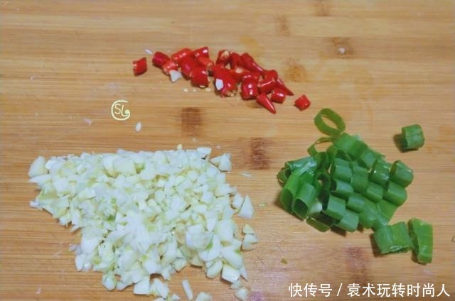 天冷,扇贝粉丝我喜欢这样做,麻辣鲜香,解馋下饭,吃着太过瘾了