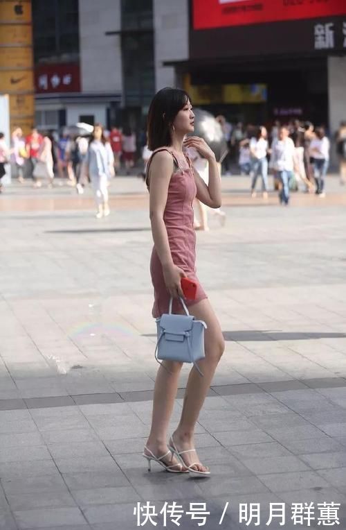 高跟鞋搭配裙子,一种让人无法拒绝的美丽