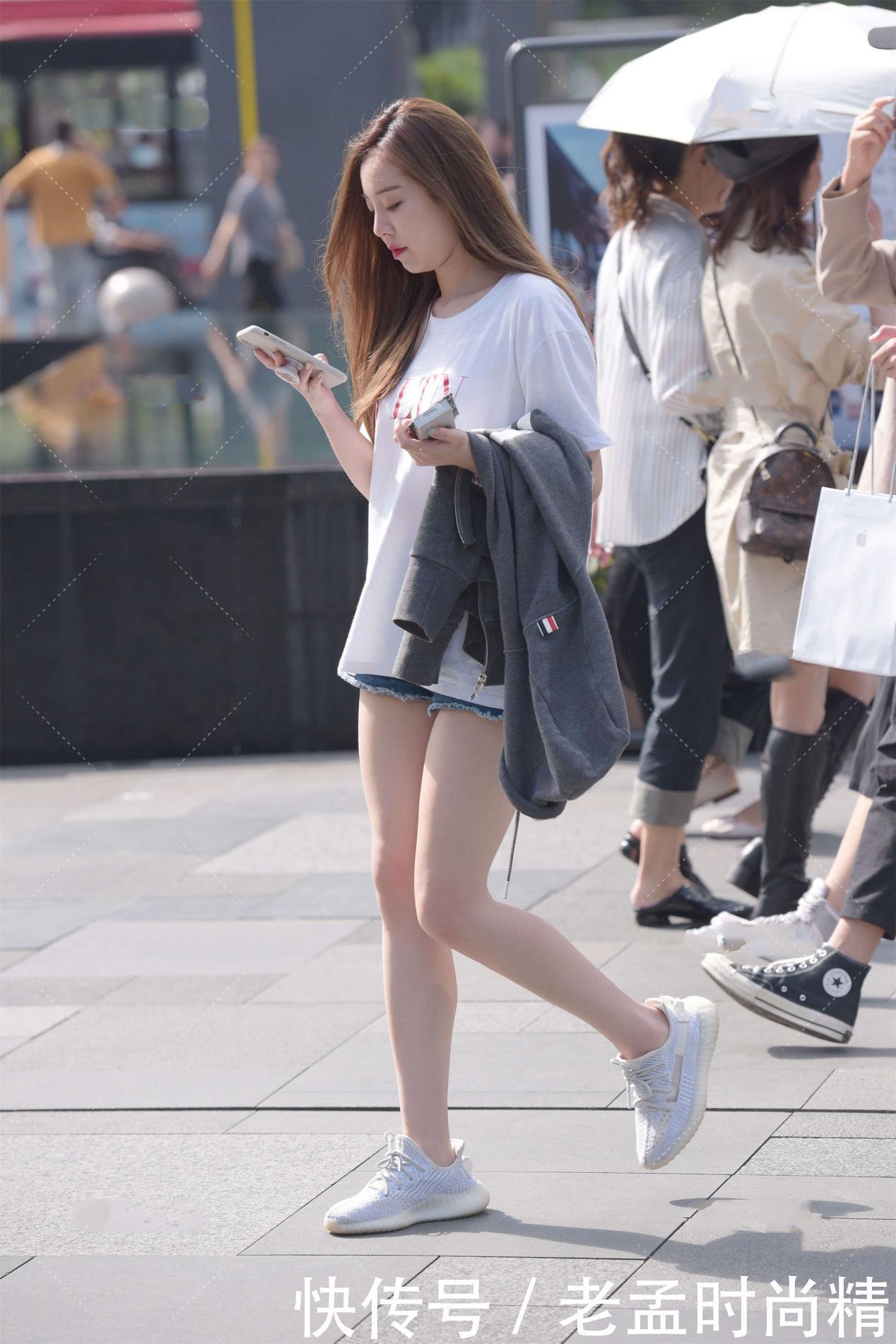 街拍:白色男友风宽松短袖, 搭配牛仔裤子, 青春休闲风搭配