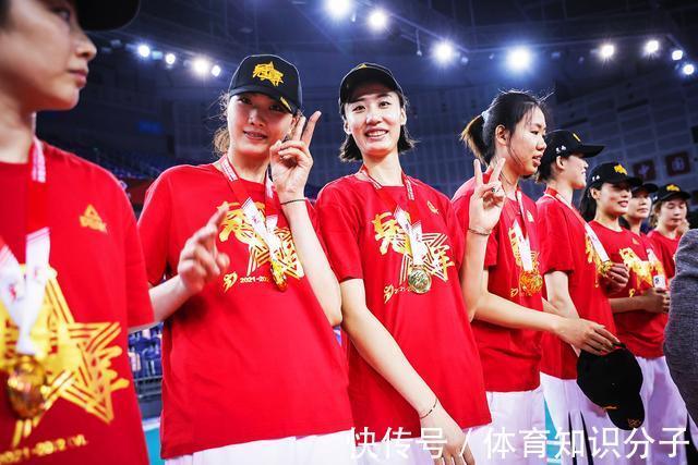 江蘇女排|外媒:強(qiáng)大的天津女排實(shí)現(xiàn)三連冠 17連勝打出了一個(gè)非凡的賽季