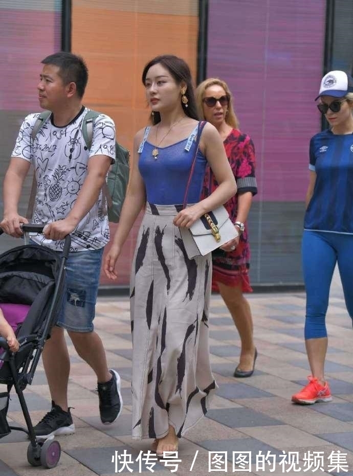 姑娘|这个季节姑娘想起了漂亮的夏装,展示出了开心的一面