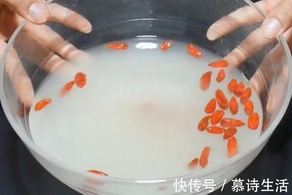小苏打|枸杞买回家不要直接吃,干货店老板教我一招,枸杞吃的干净又卫生