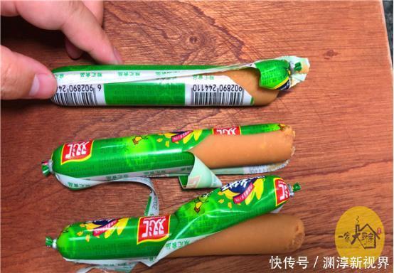 才知道,火腿肠铝环下藏个“小机关”,轻轻一扯就撕开,太实用了