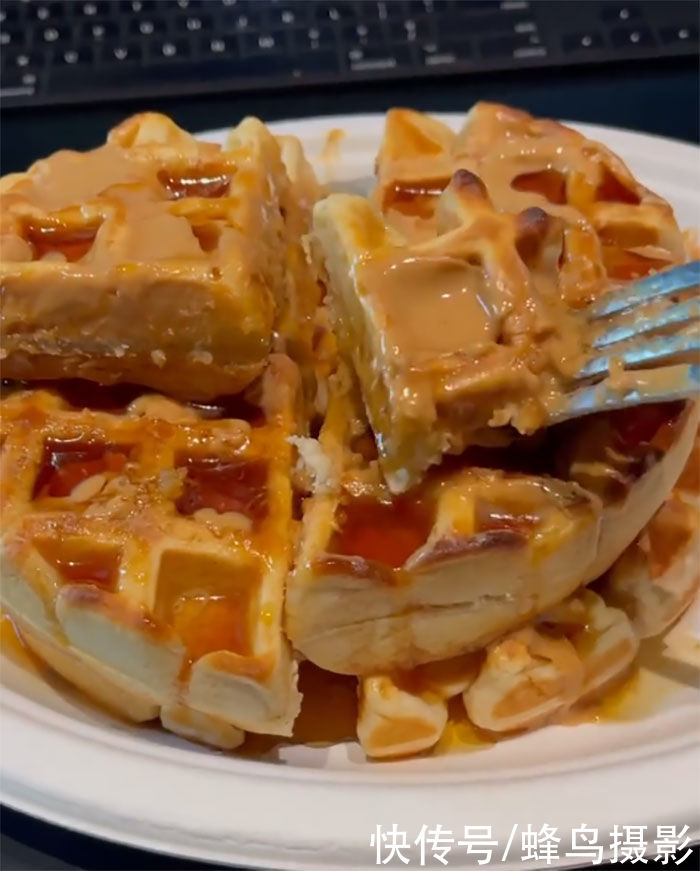 28个巨石强森的菜单，满满一桌子太能吃，还边吃边看电影太享受