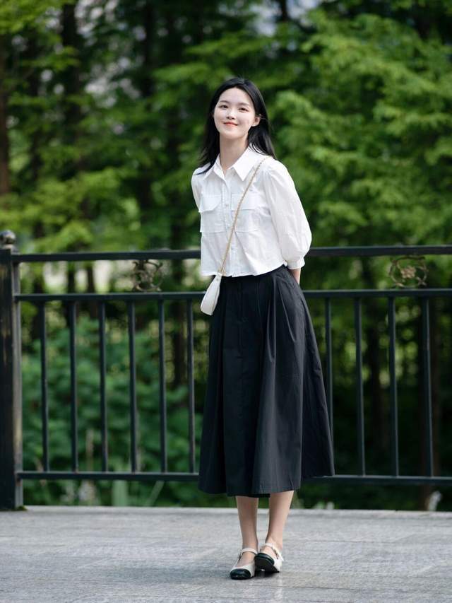 休闲|休闲慵懒风怎么搭?条纹衬衫+棉麻长裤简约洋气,气质又优雅