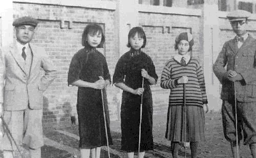 摆地摊|晚清最美格格,当了半辈子富贵闲人,晚年却沦落街头摆地摊