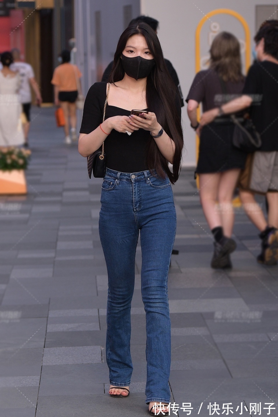 短袖衫 一款深蓝色的牛仔搭配黑色的短袖衫,简约又大方,美的清新又时尚