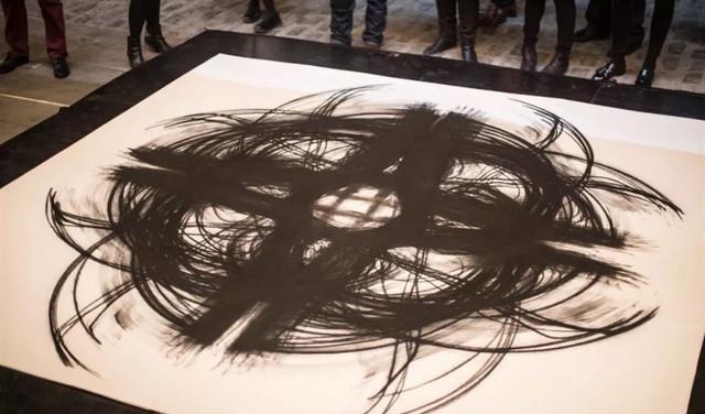 视觉$国外女艺术家用身体当画笔,边跳舞边画画,堪称视觉盛宴