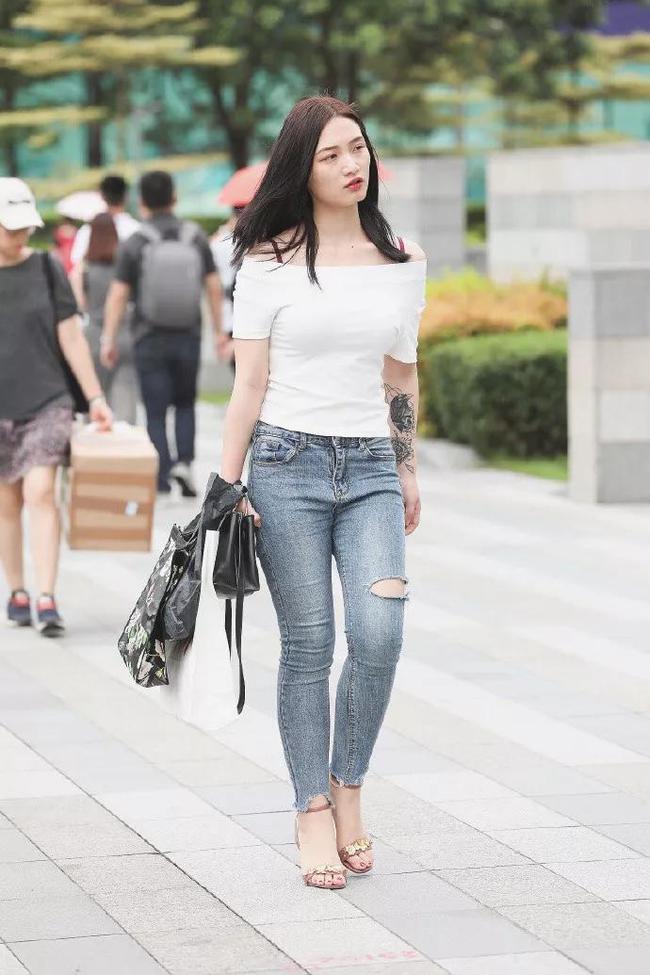 上半身|小姐姐包臀裙搭配紧身背心,身材凹凸有致很火辣,突显时尚气质