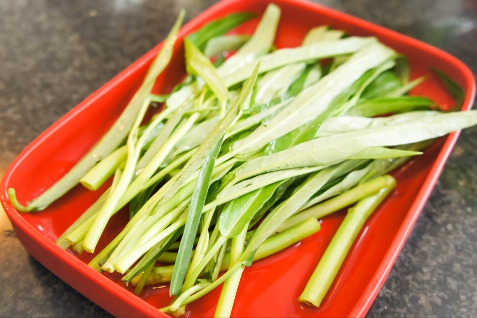 大厨|为何你炒空心菜总发黑原来不能直接下锅,大厨教你2个窍门