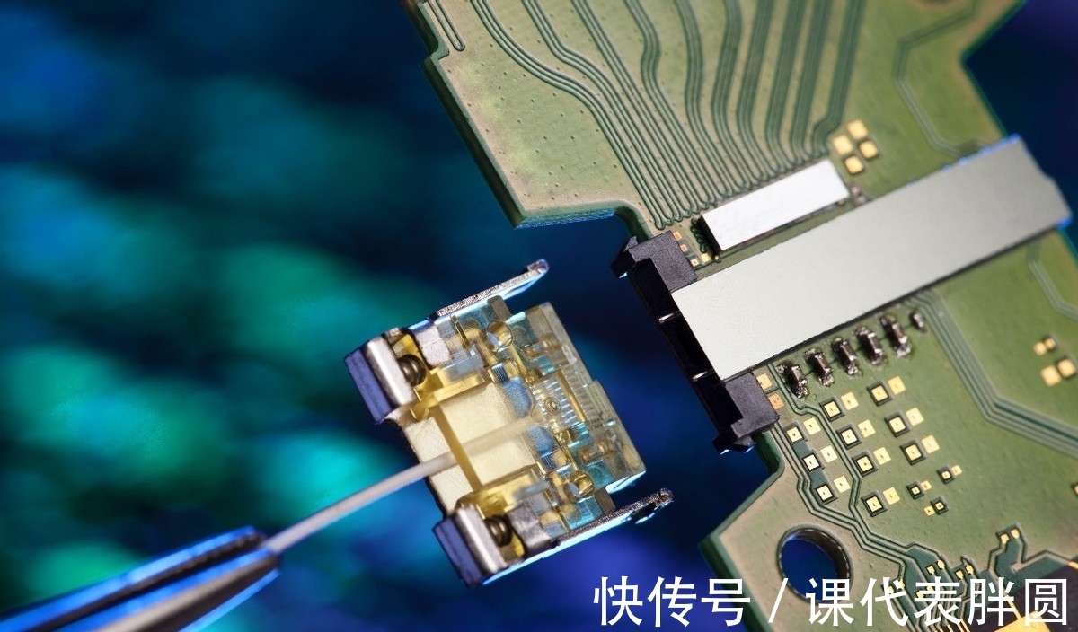 7nm|IBM推出全球首颗2nm芯片,性能提升45%,7nm芯片或许无法充当王者