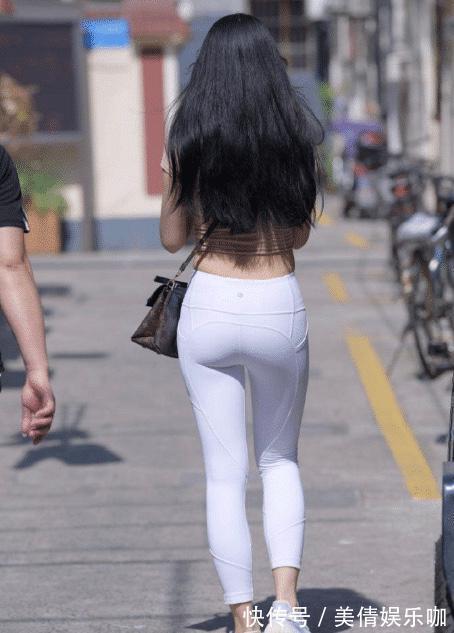 穿搭 灰粉色上衣搭配白色瑜伽裤,贴身舒适,运动感满满